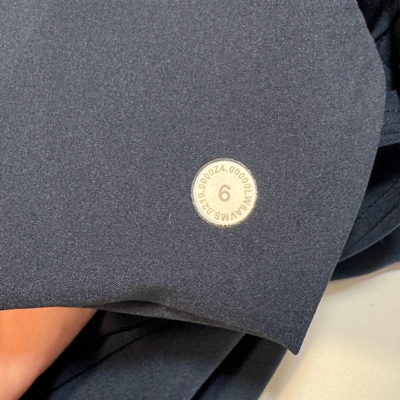 Lululemon On The Fly Crop *Woven 23" EUC Size 6 - Picture 8 of 8